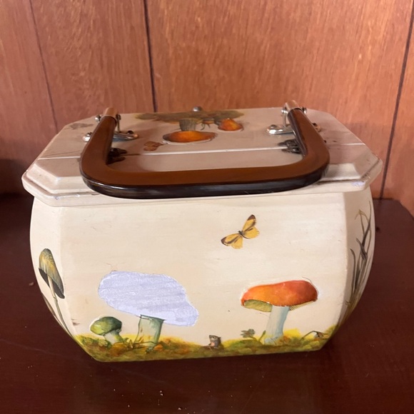 Unique Vintage Mushroom Picnic Basket / Box - Picture 4 of 6